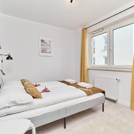 Siemianowicka With Balcony & Parking By Renters Apartment